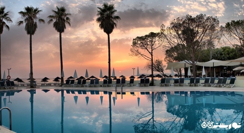 نمایی زیبا از استخر روباز هتل